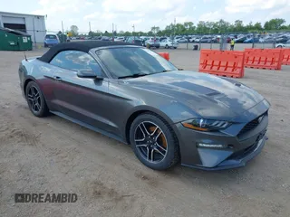2018 Ford Mustang EcoBoost Premium z VIN 1FATP8UHXJ5117800, wystawiony jako IAAI lot #42232395 z przebiegiem 54 632 mil mil oraz . Historia ofert i sprzedaży dostępna na DreamBid. Obrazek 1.