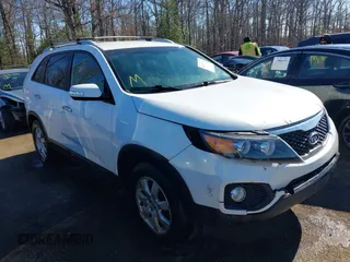 2013 Kia Sorento LX z VIN 5XYKT3A67DG348527, wystawiony jako IAAI lot #41877162 z przebiegiem 348 914 mil mil oraz . Historia ofert i sprzedaży dostępna na DreamBid. Obrazek 1.