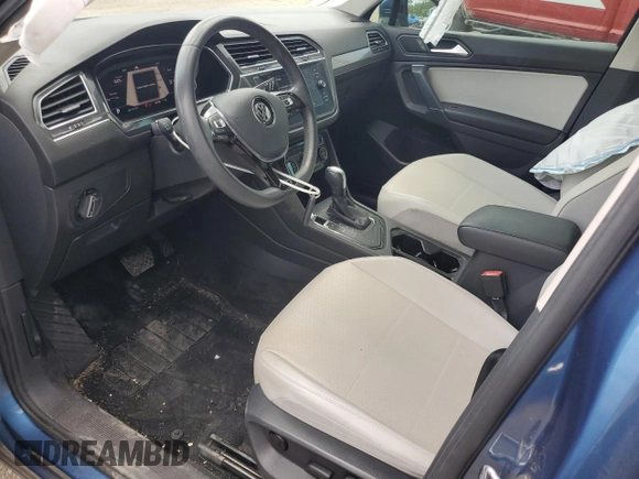 2020 Volkswagen Tiguan SE z VIN 3VV3B7AXXLM124257, wystawiony jako Copart lot #53740795 z przebiegiem 63 455 mil mil oraz Szkoda całkowita • Salvage title. Historia ofert i sprzedaży dostępna na DreamBid. Obrazek 7.