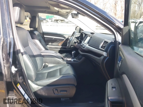 2018 Toyota Highlander SE with VIN 5TDJZRFH0JS533976, listed as a IAAI auction lot 41820619 with 131,015 mi miles and . Bid and sale history available at DreamBid. Image 5.