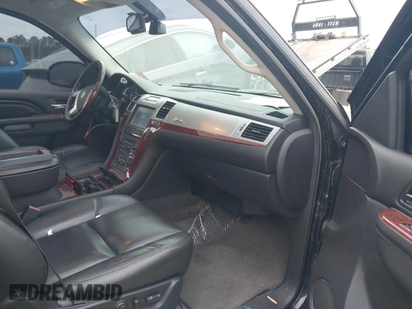 2013 Cadillac Escalade z VIN 1GYS4EEJXDR123523, wystawiony jako IAAI lot #41297183 z przebiegiem 98 248 mil mil oraz . Historia ofert i sprzedaży dostępna na DreamBid. Obrazek 5.