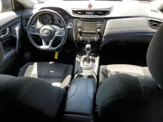 2017 Nissan Rogue SV z VIN KNMAT2MV5HP543165, wystawiony jako Copart lot #53532745 z przebiegiem 136 616 mil mil oraz Szkoda całkowita • Salvage title. Historia ofert i sprzedaży dostępna na DreamBid. Obrazek 8.