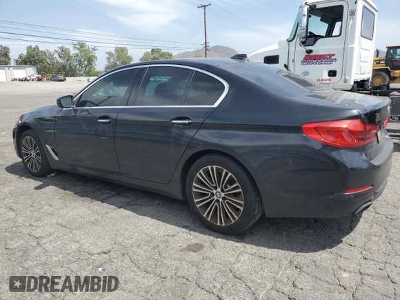 2018 BMW 5 Series 540i z VIN WBAJE5C54JG917667, wystawiony jako Copart lot #56655625 z przebiegiem 99 236 mil mil oraz Czysty tytuł • Clean title. Historia ofert i sprzedaży dostępna na DreamBid. Obrazek 2.