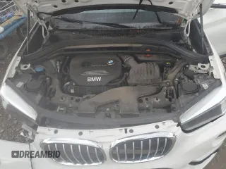 2017 BMW X1 xDrive28i z VIN WBXHT3C37H5F74312, wystawiony jako Copart lot #57479785 z przebiegiem Nie podano mil oraz Czysty tytuł • Clean title. Historia ofert i sprzedaży dostępna na DreamBid. Obrazek 12.
