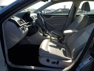 2017 Volkswagen Passat SE z VIN 1VWGT7A35HC078899, wystawiony jako Copart lot #55057695 z przebiegiem 45 620 mil mil oraz Szkoda całkowita • Salvage title. Historia ofert i sprzedaży dostępna na DreamBid. Obrazek 7.