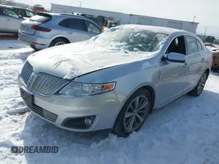 2011 Lincoln MKS z VIN 1LNHL9DR9BG610248, wystawiony jako IAAI lot #41616241 z przebiegiem 152 530 mil mil oraz . Historia ofert i sprzedaży dostępna na DreamBid. Obrazek 2.