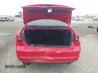 2015 Volkswagen Jetta S z VIN 3VW1K7AJ1FM302365, wystawiony jako IAAI lot #42282246 z przebiegiem 131 405 mil mil oraz . Historia ofert i sprzedaży dostępna na DreamBid. Obrazek 6.