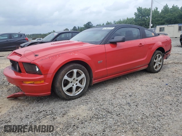 2008 Ford Mustang GT Deluxe z VIN 1ZVHT82H985142306, wystawiony jako Copart lot #57461015 z przebiegiem 142 325 mil mil oraz Czysty tytuł • Clean title. Historia ofert i sprzedaży dostępna na DreamBid. Obrazek 1.