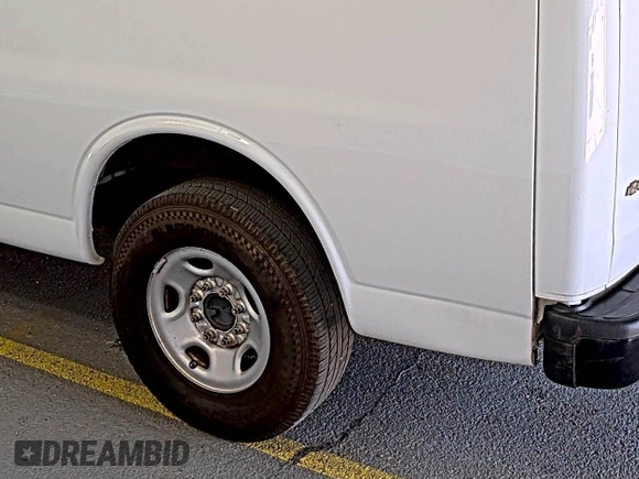 2020 Chevrolet Express Cargo z VIN 1GCWGAFG9L1253235, wystawiony jako IAAI lot #42580142 z przebiegiem 77 857 mil mil oraz . Historia ofert i sprzedaży dostępna na DreamBid. Obrazek 11.