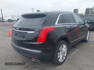 2019 Cadillac XT5 Premium Luxury FWD z VIN 1GYKNERS3KZ134635, wystawiony jako IAAI lot #41889843 z przebiegiem 56 044 mil mil oraz . Historia ofert i sprzedaży dostępna na DreamBid. Obrazek 4.
