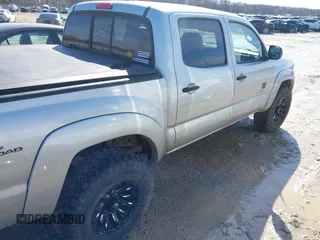 2006 Toyota Tacoma z VIN 5TELU42N56Z232703, wystawiony jako IAAI lot #41689447 z przebiegiem 171 801 mil mil oraz . Historia ofert i sprzedaży dostępna na DreamBid. Obrazek 13.