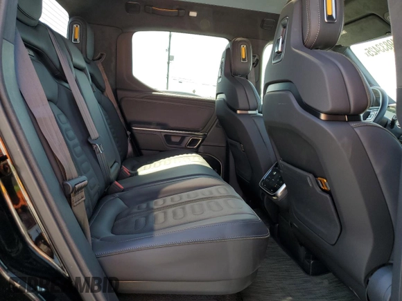 2023 Rivian R1T Adventure z VIN 7FCTGBAA6PN029702, wystawiony jako Copart lot #49833425 z przebiegiem 6608 mil mil oraz Szkody całkowita. Historia ofert i sprzedaży dostępna na DreamBid. Obrazek 10.