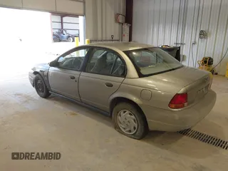 1999 Saturn SL z VIN 1G8ZF5287XZ157353, wystawiony jako IAAI lot #42310900 z przebiegiem 372 049 mil mil oraz . Historia ofert i sprzedaży dostępna na DreamBid. Obrazek 3.