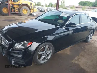 2017 Mercedes-Benz E 300 Luxury z VIN WDDZF4JBXHA036044, wystawiony jako IAAI lot #42053988 z przebiegiem 105 067 mil mil oraz . Historia ofert i sprzedaży dostępna na DreamBid. Obrazek 2.