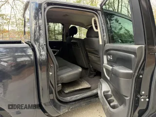 2017 Nissan Titan SV z VIN 1N6AA1EJ9HN510237, wystawiony jako Copart lot #53729665 z przebiegiem 109 148 mil mil oraz Czysty tytuł • Clean title. Historia ofert i sprzedaży dostępna na DreamBid. Obrazek 6.