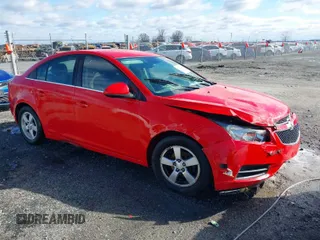 2014 Chevrolet Cruze 1LT z VIN 1G1PC5SB9E7420042, wystawiony jako IAAI lot #41722441 z przebiegiem 65 042 mil mil oraz . Historia ofert i sprzedaży dostępna na DreamBid. Obrazek 1.