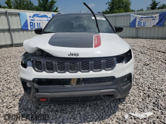2025 Jeep Compass Trailhawk with VIN 3C4NJDDN6ST543276, listed as a Copart auction lot 62409755 with 4,116 mi miles and Clean title. Bid and sale history available at DreamBid. Image 5.