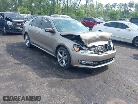 2015 Volkswagen Passat SEL Premium z VIN 1VWCV7A33FC025205, wystawiony jako IAAI lot #42098256 z przebiegiem 165 661 mil mil oraz . Historia ofert i sprzedaży dostępna na DreamBid. Obrazek 1.