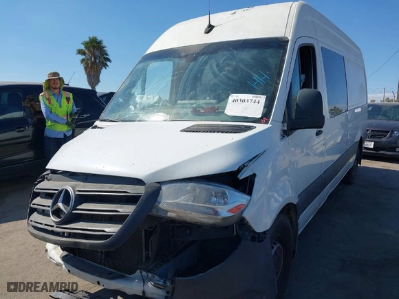2019 Mercedes-Benz Sprinter Cargo Van with VIN WD4PF1CD1KP074822, listed as a IAAI auction lot 40303744 with 1 mi miles. Bid and sale history available at carsss.com. Image 2.