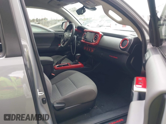2021 Toyota Tacoma SR z VIN 5TFCZ5AN5MX281428, wystawiony jako IAAI lot #41893437 z przebiegiem 36 204 mil mil oraz . Historia ofert i sprzedaży dostępna na DreamBid. Obrazek 5.
