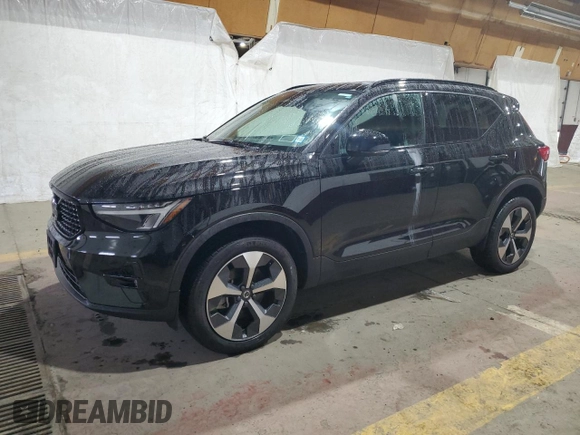 2023 Volvo XC40 Ultimate Dark Theme z VIN YV4L12UX3P2952998, wystawiony jako Copart lot #52724585 z przebiegiem 5578 mil mil oraz Tytuł czysty. Historia ofert i sprzedaży dostępna na DreamBid. Obrazek 1.