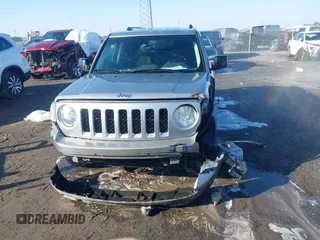 2016 Jeep Patriot Latitude z VIN 1C4NJPFB6GD789150, wystawiony jako IAAI lot #41580696 z przebiegiem 156 848 mil mil oraz . Historia ofert i sprzedaży dostępna na DreamBid. Obrazek 12.
