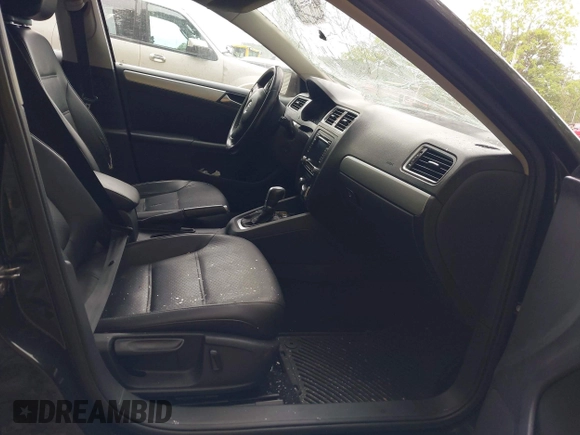 2014 Volkswagen Jetta SE z VIN 3VWD17AJ2EM273523, wystawiony jako IAAI lot #42360638 z przebiegiem 124 583 mil mil oraz . Historia ofert i sprzedaży dostępna na DreamBid. Obrazek 5.