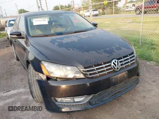 2013 Volkswagen Passat SEL Premium z VIN 1VWCN7A32DC109089, wystawiony jako IAAI lot #42293708 z przebiegiem 120 057 mil mil oraz . Historia ofert i sprzedaży dostępna na DreamBid. Obrazek 1.