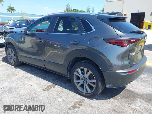 2025 Mazda CX-30 S Carbon Edition z VIN 3MVDMBCMXSM751668, wystawiony jako IAAI lot #42329444 z przebiegiem 16 735 mil mil oraz . Historia ofert i sprzedaży dostępna na DreamBid. Obrazek 3.