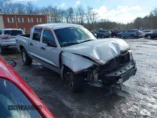 2005 Dodge Dakota SLT with VIN 1D7HW48N55S139437, listed as a IAAI auction lot 41592965 with 276,172 mi miles. Bid and sale history available at carsss.com. Image 1.