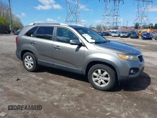 2011 Kia Sorento LX with VIN 5XYKTCA15BG140647, listed as a IAAI auction lot 41982366 with 184,580 mi miles. Bid and sale history available at carsss.com. Image 1.