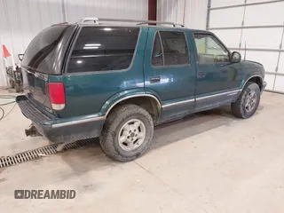 1997 Chevrolet Blazer LS z VIN 1GNDT13W9V2208184, wystawiony jako IAAI lot #42156700 z przebiegiem 251 216 mil mil oraz . Historia ofert i sprzedaży dostępna na DreamBid. Obrazek 4.