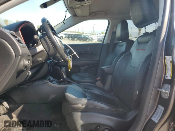 2018 Jeep Compass Trailhawk z VIN 3C4NJDDB0JT130449, wystawiony jako Copart lot #57486015 z przebiegiem 87 318 mil mil oraz Szkoda całkowita • Salvage title. Historia ofert i sprzedaży dostępna na DreamBid. Obrazek 7.