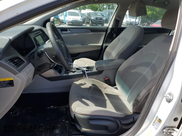 2016 Hyundai Sonata SE z VIN 5NPE24AF1GH385558, wystawiony jako Copart lot #57356665 z przebiegiem 98 991 mil mil oraz Czysty tytuł • Clean title. Historia ofert i sprzedaży dostępna na DreamBid. Obrazek 7.