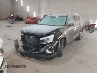 2024 Volkswagen Atlas SE z VIN 1V2KR2CA2RC504915, wystawiony jako IAAI lot #41417206 z przebiegiem 39 238 mil mil oraz . Historia ofert i sprzedaży dostępna na DreamBid. Obrazek 2.