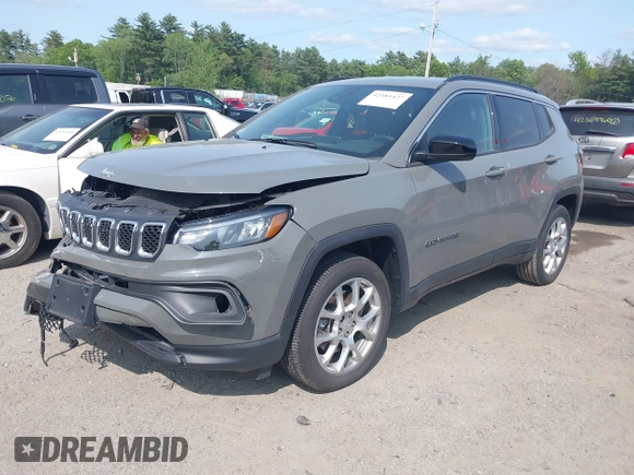 2023 Jeep Compass Latitude Lux z VIN 3C4NJDFN8PT531229, wystawiony jako IAAI lot #42383427 z przebiegiem 6 979 mil mil oraz . Historia ofert i sprzedaży dostępna na DreamBid. Obrazek 17.