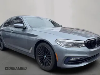 2017 BMW 5 Series 540i xDrive z VIN WBAJE7C34HG479236, wystawiony jako Copart lot #61692195 z przebiegiem 173 811 mil mil oraz Czysty tytuł • Clean title. Historia ofert i sprzedaży dostępna na DreamBid. Obrazek 1.