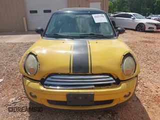 2007 MINI Hardtop z VIN WMWMF33557TT56622, wystawiony jako IAAI lot #42227758 z przebiegiem 145 258 mil mil oraz . Historia ofert i sprzedaży dostępna na DreamBid. Obrazek 12.