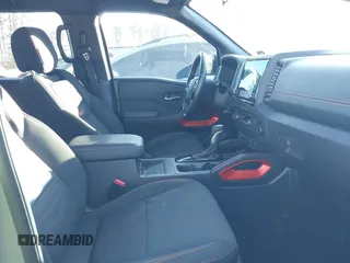 2022 Nissan Frontier SV z VIN 1N6ED1EJ0NN629038, wystawiony jako IAAI lot #41313351 z przebiegiem 98 234 mil mil oraz . Historia ofert i sprzedaży dostępna na DreamBid. Obrazek 5.