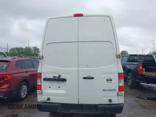 2019 Nissan NV Cargo SV z VIN 1N6BF0LY6KN810650, wystawiony jako IAAI lot #42322570 z przebiegiem 119 458 mil mil oraz . Historia ofert i sprzedaży dostępna na DreamBid. Obrazek 16.