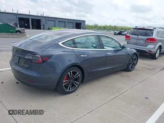 2019 Tesla Model 3 Long Range z VIN 5YJ3E1EB9KF230493, wystawiony jako IAAI lot #42084204 z przebiegiem 112 548 mil mil oraz . Historia ofert i sprzedaży dostępna na DreamBid. Obrazek 4.