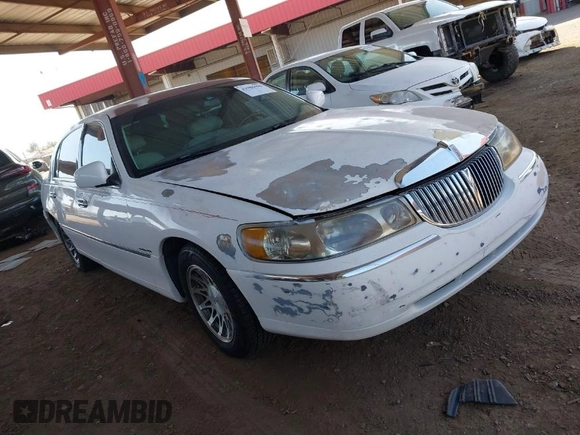 2002 Lincoln Town Car Signature z VIN 1LNHM82W02Y626302, wystawiony jako IAAI lot #41988496 z przebiegiem 193 346 mil mil oraz . Historia ofert i sprzedaży dostępna na DreamBid. Obrazek 1.