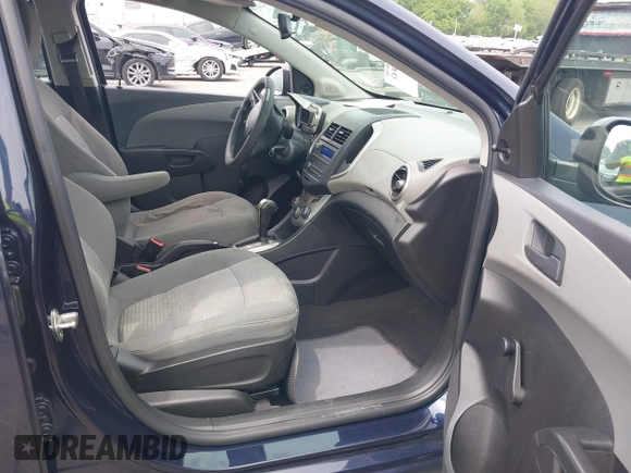 2015 Chevrolet Sonic LS z VIN 1G1JA5SH2F4114299, wystawiony jako IAAI lot #42078790 z przebiegiem 112 719 mil mil oraz . Historia ofert i sprzedaży dostępna na DreamBid. Obrazek 5.