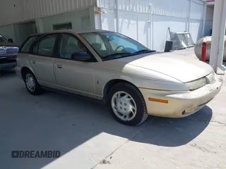 1997 Saturn SW z VIN 1G8ZK8277VZ368280, wystawiony jako IAAI lot #42269973 z przebiegiem 159 404 mil mil oraz . Historia ofert i sprzedaży dostępna na DreamBid. Obrazek 1.