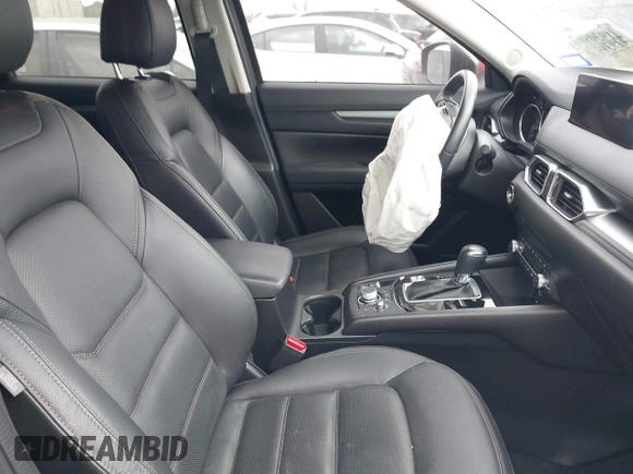2023 Mazda CX-5 S Carbon Edition z VIN JM3KFBCM7P0226930, wystawiony jako IAAI lot #41939956 z przebiegiem 29 477 mil mil oraz . Historia ofert i sprzedaży dostępna na DreamBid. Obrazek 5.