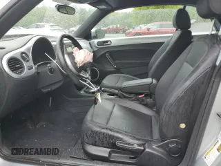 2013 Volkswagen Beetle 2.5L w/Sound/Nav z VIN 3VW5P7ATXDM812019, wystawiony jako Copart lot #56921485 z przebiegiem Nie podano mil oraz Szkoda całkowita • Salvage title. Historia ofert i sprzedaży dostępna na DreamBid. Obrazek 7.