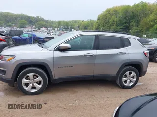 2017 Jeep Compass Latitude z VIN 3C4NJDBB8HT693164, wystawiony jako IAAI lot #42256210 z przebiegiem 52 130 mil mil oraz . Historia ofert i sprzedaży dostępna na DreamBid. Obrazek 14.