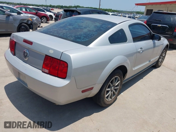 2007 Ford Mustang Deluxe z VIN 1ZVFT80N775248994, wystawiony jako IAAI lot #42503507 z przebiegiem 81 703 mil mil oraz . Historia ofert i sprzedaży dostępna na DreamBid. Obrazek 4.
