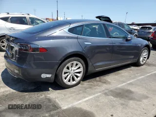 2016 Tesla Model S 90D z VIN 5YJSA1E22GF136325, wystawiony jako Copart lot #65238105 z przebiegiem 182 196 mil mil oraz Szkoda całkowita • Salvage title. Historia ofert i sprzedaży dostępna na DreamBid. Obrazek 3.