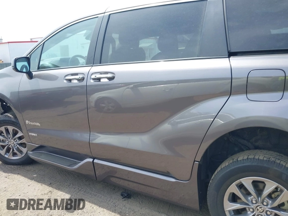 2021 Toyota Sienna XLE with VIN 5TDJRKEC3MS065212, listed as a IAAI auction lot 42086801 with 22,602 mi miles and . Bid and sale history available at DreamBid. Image 15.